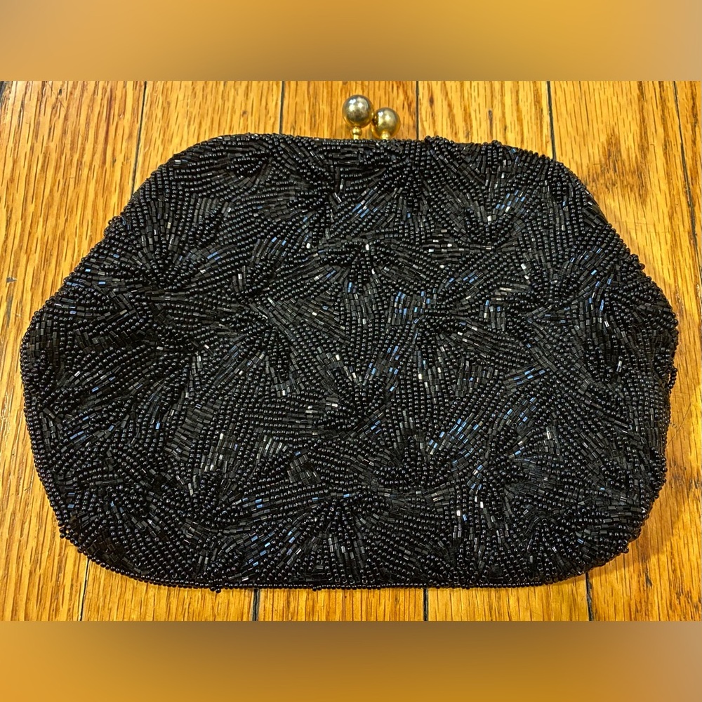 Gorgeous, vintage beaded clutch with leaf detailing